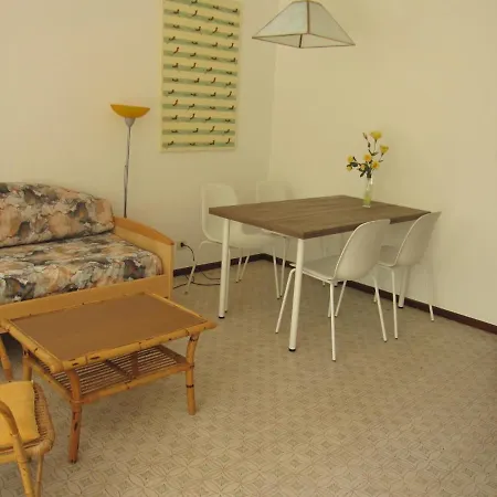 Modern Flat With Balcony At Pineta 아파트 *