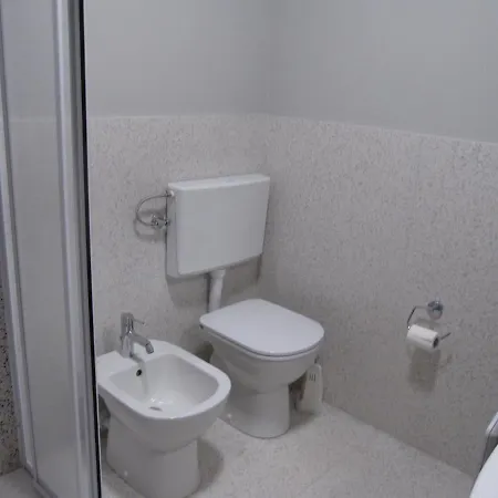 Modern Flat With Balcony At Pineta 아파트 *