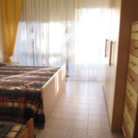 Modern Flat With Balcony At Pineta 아파트