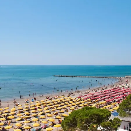Modern Flat With Balcony And Lift At Pineta Grado