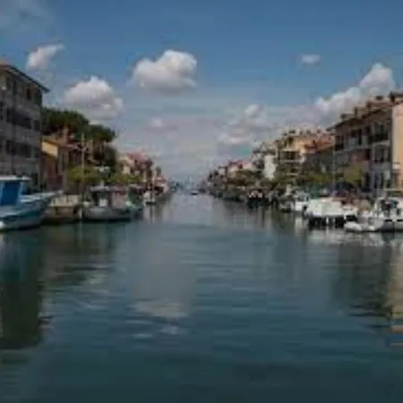 아파트 Modern Flat With Balcony At Pineta *