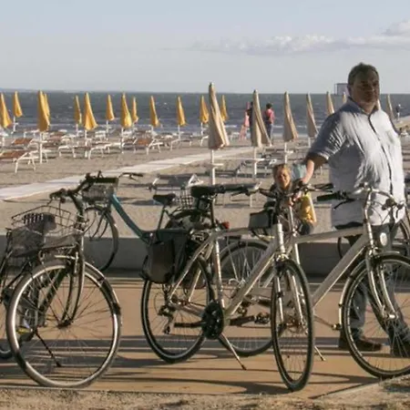 Modern Flat With Balcony At Pineta 아파트 *
